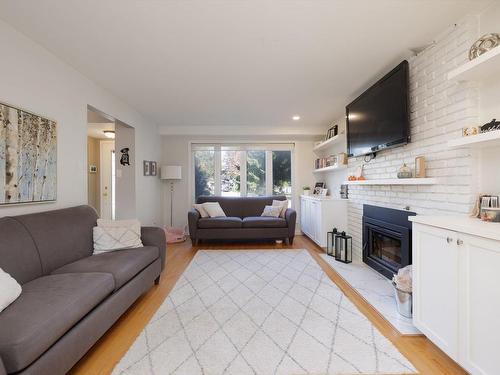 Salon - 142 Av. Willowbank, Pointe-Claire, QC - Indoor Photo Showing Living Room With Fireplace