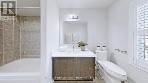 128 Alpaca Drive, Richmond Hill, ON - Indoor Photo Showing Bathroom