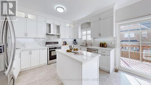 128 Alpaca Drive, Richmond Hill, ON - Indoor Photo Showing Kitchen With Upgraded Kitchen