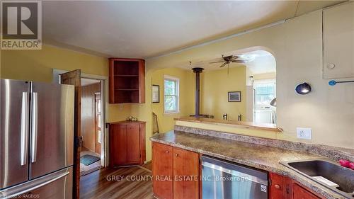 27-29 Main Street E, Grey Highlands (Markdale), ON - Indoor Photo Showing Kitchen