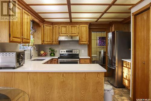 906 Nesslin Crescent, Saskatoon, SK - Indoor Photo Showing Kitchen