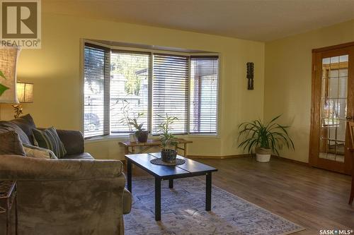 906 Nesslin Crescent, Saskatoon, SK - Indoor Photo Showing Living Room