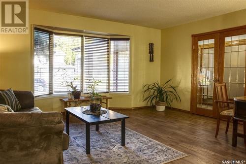 906 Nesslin Crescent, Saskatoon, SK - Indoor Photo Showing Living Room