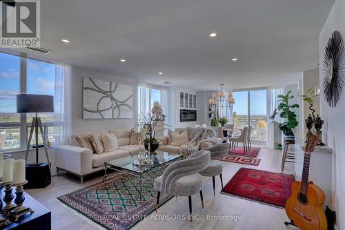 Lph 11 - 310 Red Maple Road, Richmond Hill, ON - Indoor Photo Showing Living Room