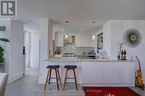 Lph 11 - 310 Red Maple Road, Richmond Hill, ON - Indoor Photo Showing Kitchen With Upgraded Kitchen