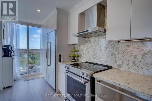 Lph 11 - 310 Red Maple Road, Richmond Hill, ON - Indoor Photo Showing Kitchen