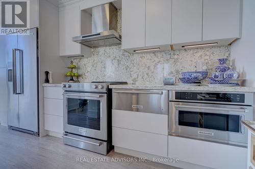 Lph 11 - 310 Red Maple Road, Richmond Hill, ON - Indoor Photo Showing Kitchen