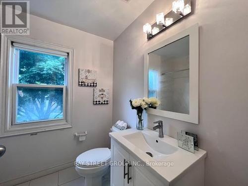 174 Avondale Avenue, Toronto, ON - Indoor Photo Showing Bathroom