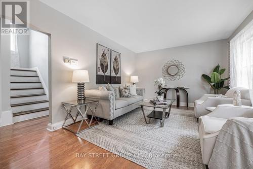 174 Avondale Avenue, Toronto, ON - Indoor Photo Showing Living Room