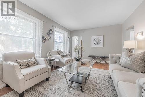 174 Avondale Avenue, Toronto, ON - Indoor Photo Showing Living Room