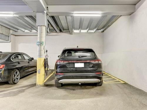 Garage - 103-2218 Rue Harmony, Montréal (Ville-Marie), QC - Indoor Photo Showing Garage