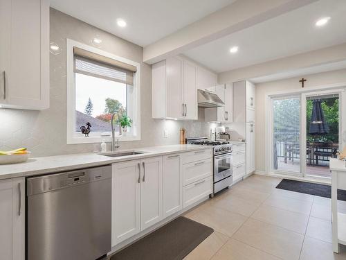 Cuisine - 4811 12E Rue, Laval (Laval-Ouest), QC - Indoor Photo Showing Kitchen With Upgraded Kitchen