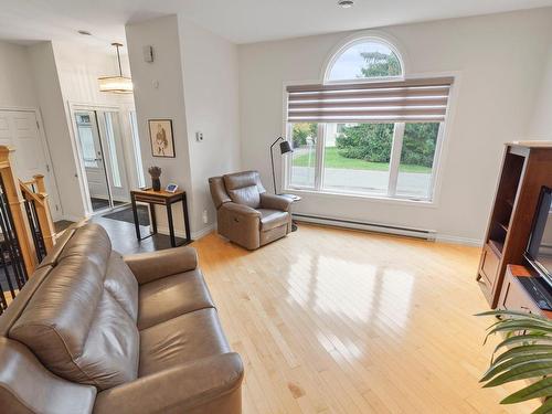 Salon - 4811 12E Rue, Laval (Laval-Ouest), QC - Indoor Photo Showing Living Room