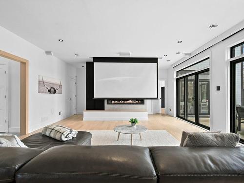 Living room - 70 Rue Du Pavillon, Sainte-Anne-Des-Plaines, QC - Indoor Photo Showing Living Room