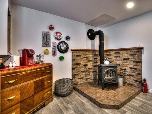 Salle familiale - 541 Boul. De Normandie, Saint-Jean-Sur-Richelieu, QC - Indoor Photo Showing Other Room With Fireplace