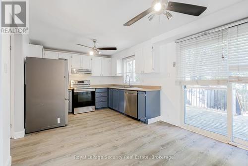 32 Wilson Court, Barrie, ON - Indoor Photo Showing Kitchen