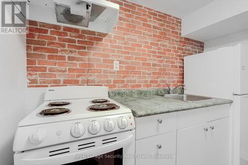 32 Wilson Court, Barrie, ON - Indoor Photo Showing Kitchen