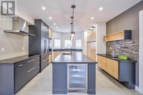 15 Jacinta Court, Richmond Hill, ON - Indoor Photo Showing Kitchen With Upgraded Kitchen