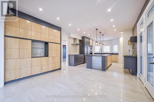 15 Jacinta Court, Richmond Hill, ON - Indoor Photo Showing Kitchen With Upgraded Kitchen