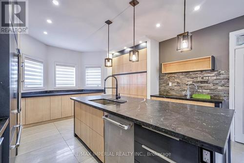 15 Jacinta Court, Richmond Hill, ON - Indoor Photo Showing Kitchen With Upgraded Kitchen