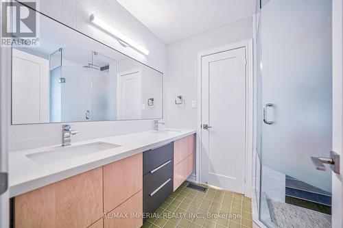 15 Jacinta Court, Richmond Hill, ON - Indoor Photo Showing Bathroom