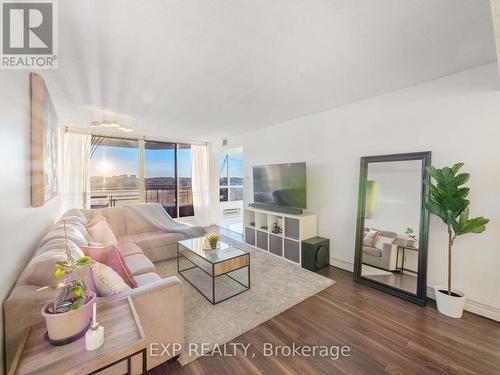 712 - 4725 Sheppard Avenue E, Toronto, ON - Indoor Photo Showing Living Room