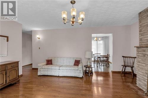 424 Mercier Avenue W, Cornwall, ON - Indoor Photo Showing Living Room