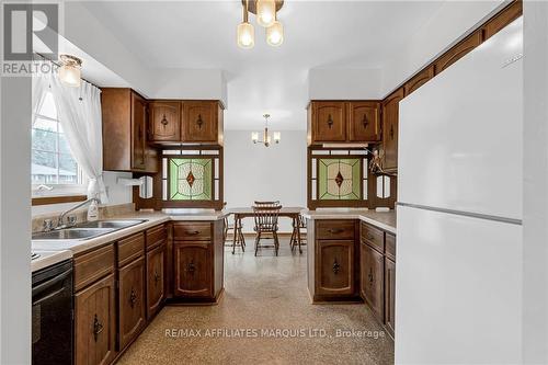 424 Mercier Avenue W, Stormont, Dundas And Glengarry, ON - Indoor Photo Showing Kitchen With Double Sink