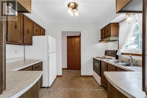 424 Mercier Avenue W, Stormont, Dundas And Glengarry, ON - Indoor Photo Showing Kitchen With Double Sink