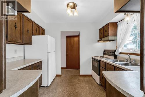 424 Mercier Avenue W, Cornwall, ON - Indoor Photo Showing Kitchen With Double Sink