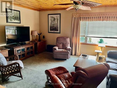 22 Lakeview Boulevard, Kawartha Lakes (Little Britain), ON - Indoor Photo Showing Living Room