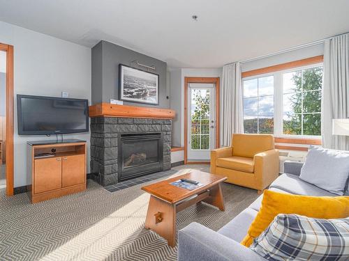 Salon - 329-140 Ch. Au Pied-De-La-Montagne, Mont-Tremblant, QC - Indoor Photo Showing Living Room With Fireplace