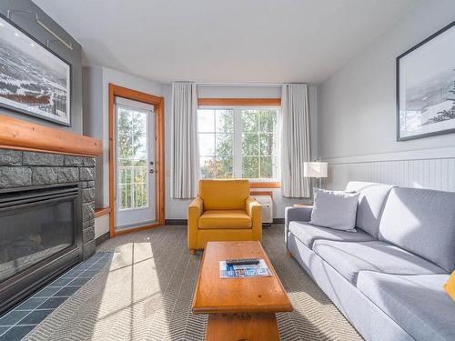 Salon - 329-140 Ch. Au Pied-De-La-Montagne, Mont-Tremblant, QC - Indoor Photo Showing Living Room With Fireplace