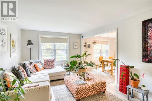 136 Elmsley Crescent, Perth, ON - Indoor Photo Showing Living Room