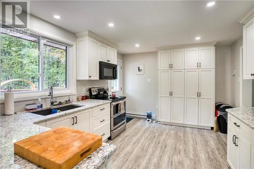 136 Elmsley Crescent, Perth, ON - Indoor Photo Showing Kitchen With Double Sink With Upgraded Kitchen