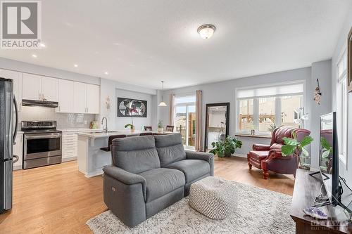 545 Tulip Tree Way, Ottawa, ON - Indoor Photo Showing Living Room