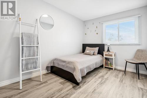 93 Hadden Crescent, Barrie, ON - Indoor Photo Showing Bedroom