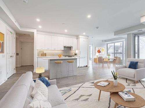 202-285 Avenue Rd, Toronto, ON - Indoor Photo Showing Living Room