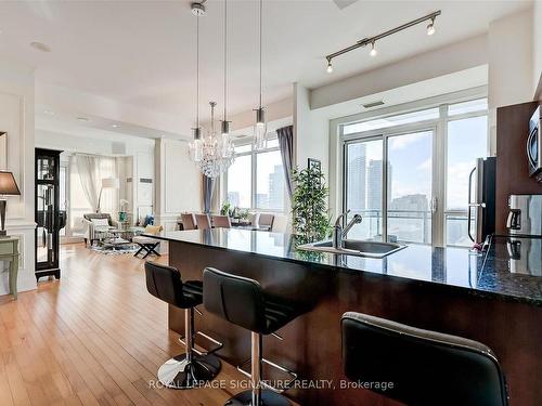 2603-35 Hayden St, Toronto, ON - Indoor Photo Showing Kitchen With Upgraded Kitchen