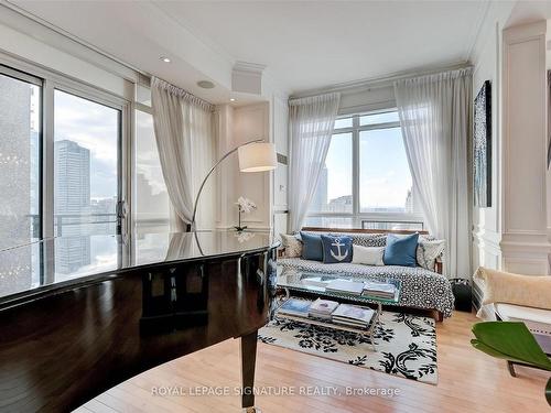 2603-35 Hayden St, Toronto, ON - Indoor Photo Showing Living Room