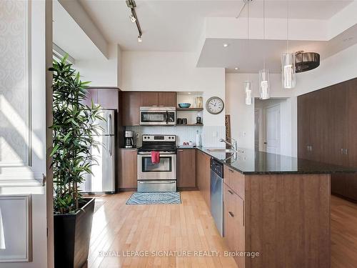 2603-35 Hayden St, Toronto, ON - Indoor Photo Showing Kitchen