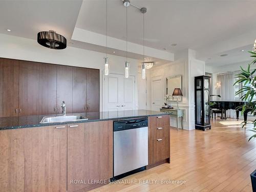 2603-35 Hayden St, Toronto, ON - Indoor Photo Showing Kitchen