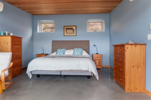 1430 Hillside Avenue, Penticton, BC - Indoor Photo Showing Bedroom