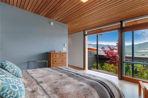 1430 Hillside Avenue, Penticton, BC - Indoor Photo Showing Bedroom