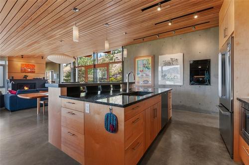 1430 Hillside Avenue, Penticton, BC - Indoor Photo Showing Kitchen