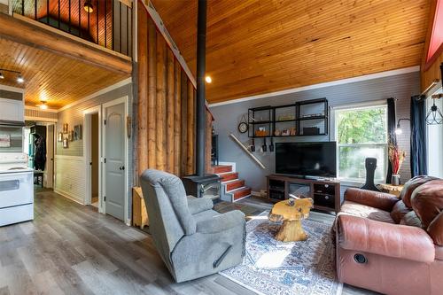 7281 Birch Close, Anglemont, BC - Indoor Photo Showing Living Room