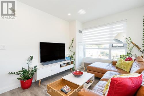 812 - 58 Lakeside Terrace, Barrie, ON - Indoor Photo Showing Living Room