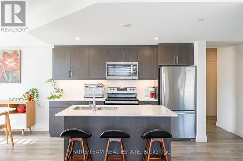 812 - 58 Lakeside Terrace, Barrie, ON - Indoor Photo Showing Kitchen With Double Sink With Upgraded Kitchen