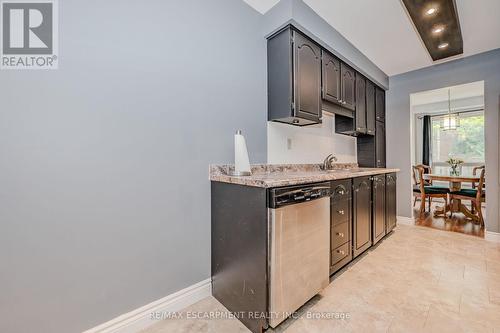 14 - 1548 Newlands Crescent, Burlington, ON - Indoor Photo Showing Kitchen