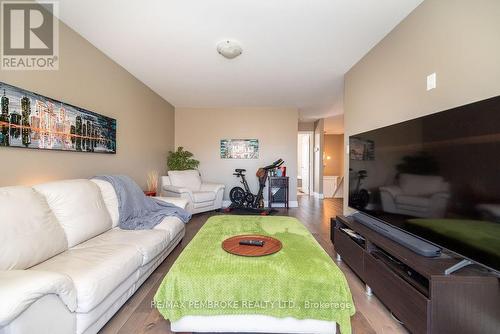 16 William Thomas Drive, Petawawa, ON - Indoor Photo Showing Living Room